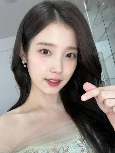 一張含有 人員, 人的臉孔, 女士, 女人 的圖片

AI 產生的內容可能不正確。