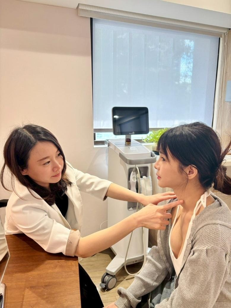 一張含有 人員, 服裝, 室內, 牆 的圖片

AI 產生的內容可能不正確。