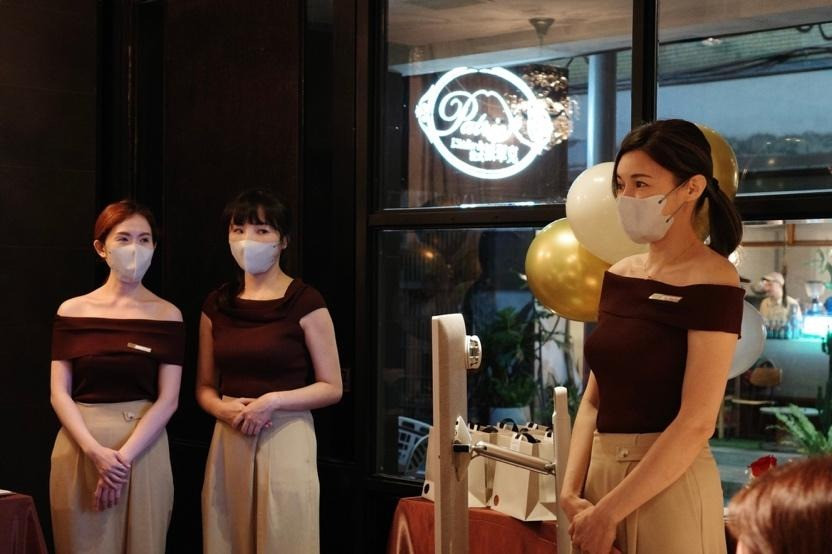 一張含有 服裝, 人員, 人體模型, 女人 的圖片

AI 產生的內容可能不正確。
