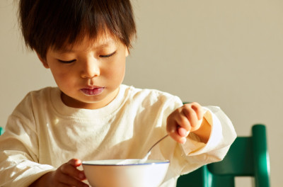 吃飯慢不是拖延，而是孩子在傳遞這個訊號