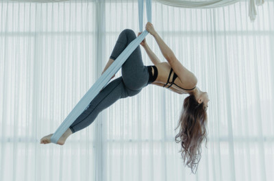 雕塑優美曲線：空中瑜珈如何精準鍛鍊核心