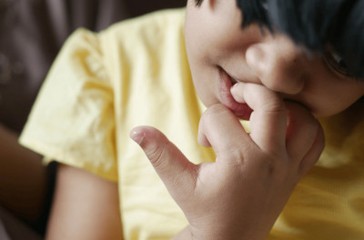 孩子咬指甲、扭衣角……看似壞習慣其實是情緒在求救！